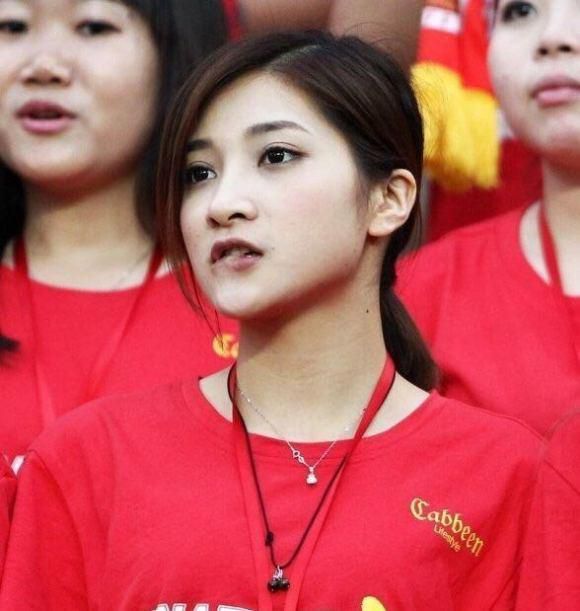 疯狂撞击同学白丝麻麻